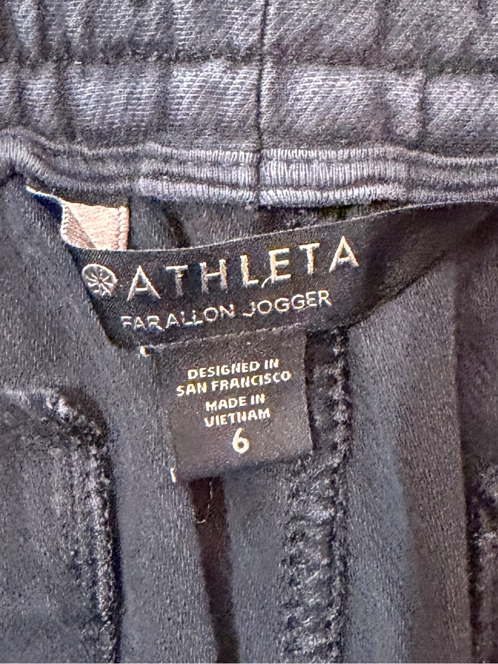 Athleta Farallon Jogger Black Drawstring Jogger Pants
Size 6 - Picture 5 of 8